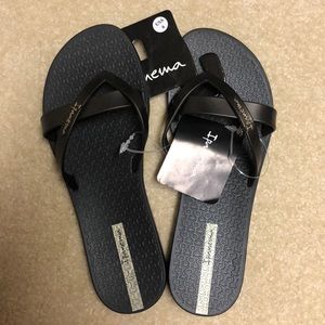 NWT Ipamema black rubber flip flops